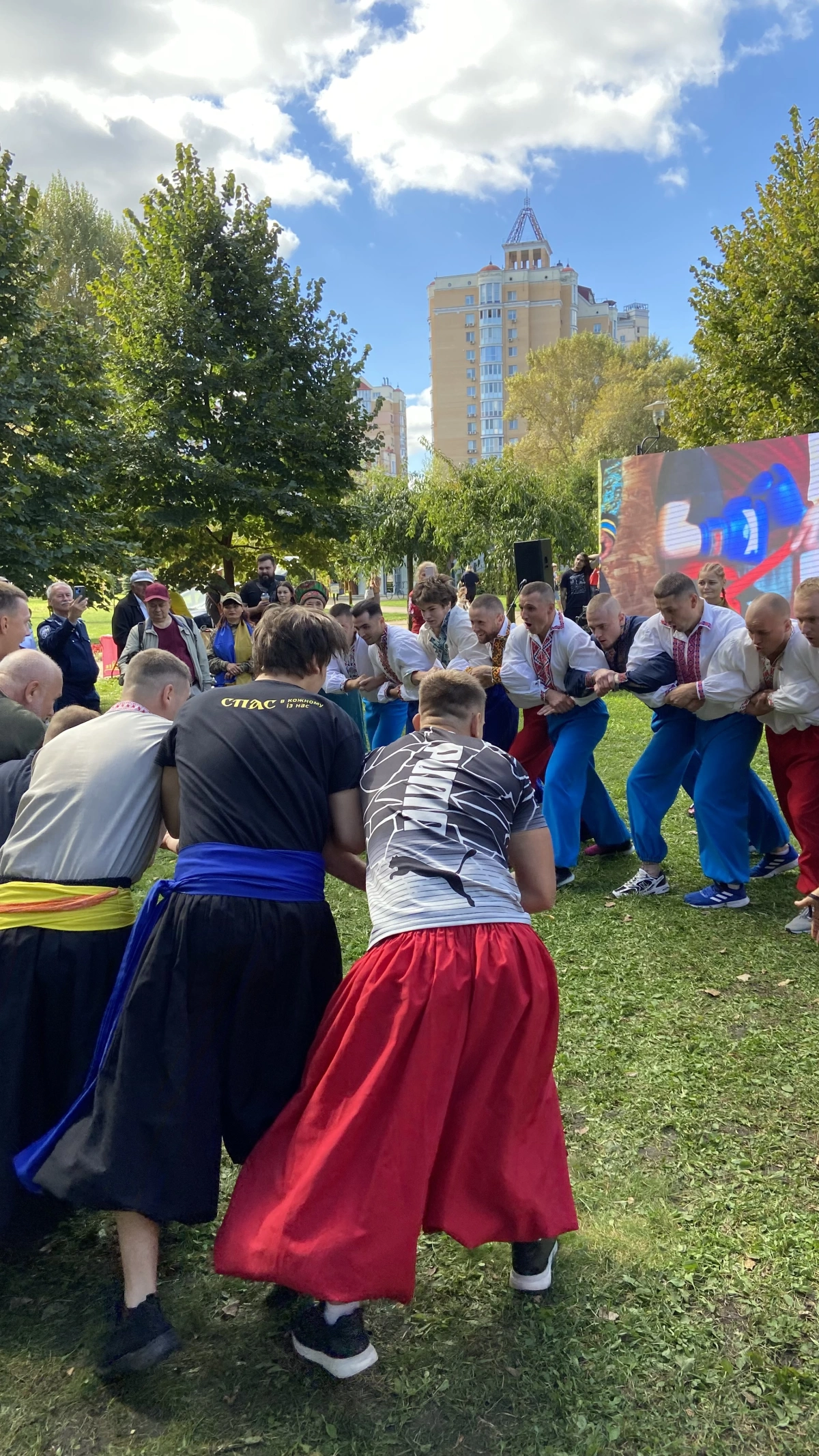 Лава на лаву в Києві: Спас провів козацький захід у парку &laquo;Наталка&raquo;